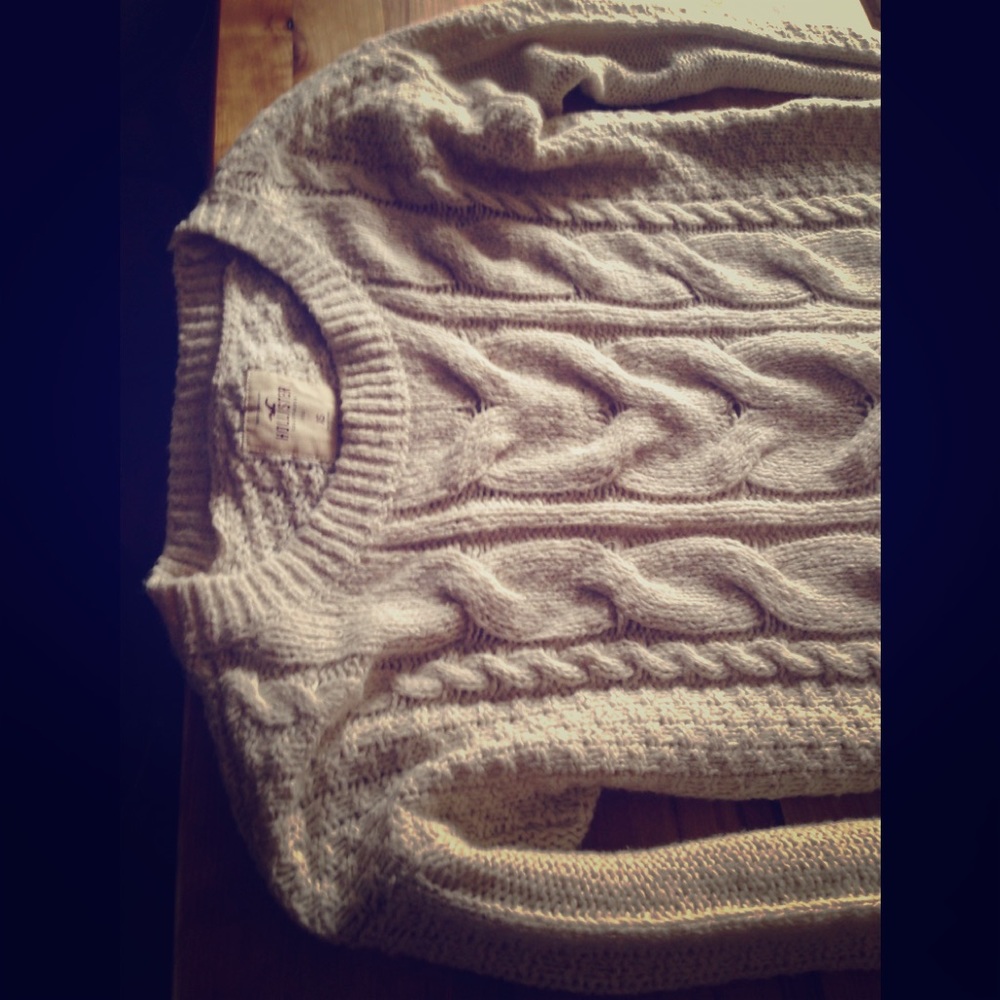 Hollister  cream cable knit sweater cps